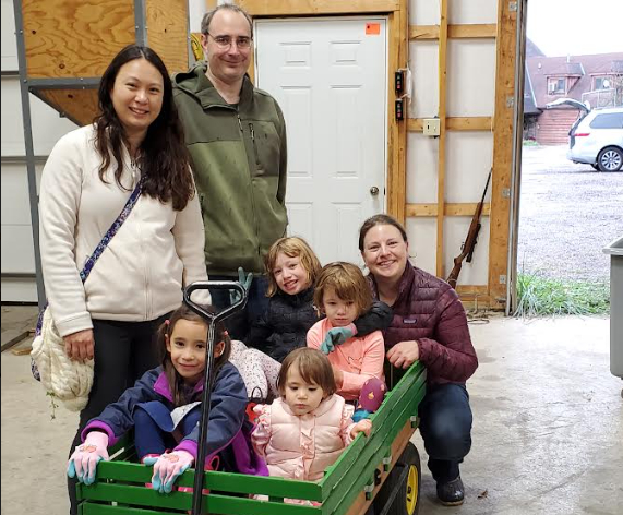 Adults and kids with a wagon